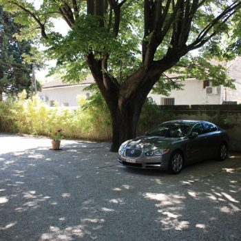 Parking ferme et gartuit hotel Le Chalet Fleuri Saint Rémy de Provence