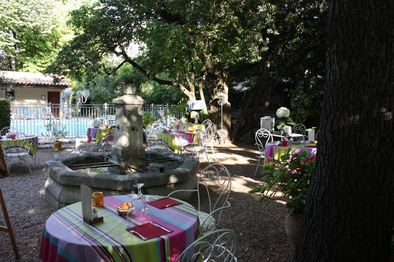 terrasse restaurant avec jardin et piscine proche centre ville Saint Remy de Provence