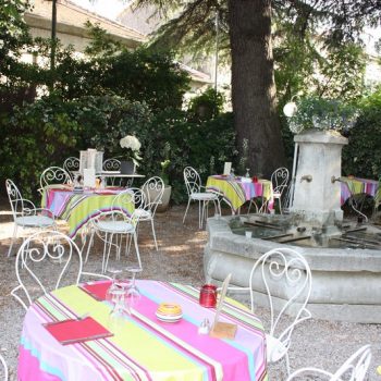 Terrasse extérieure restaurant Saint Rméy de Provence 13210