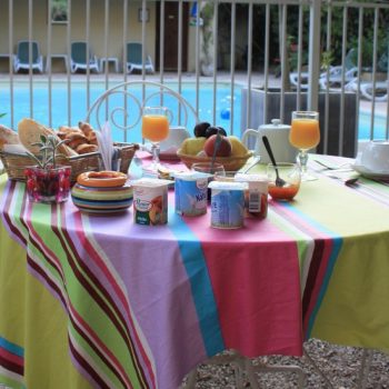 Petit déjeuner en terrasse proche des Alpilles