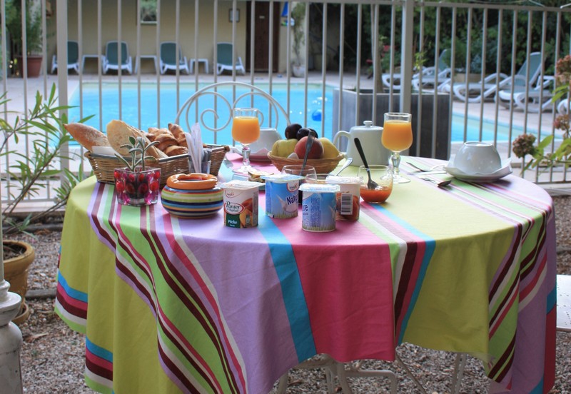 Petit déjeuner en terrasse proche des Alpilles